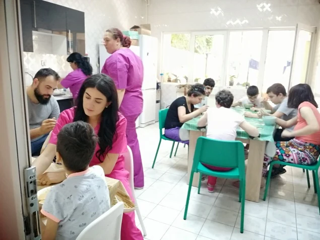 Echipa Fundației Nane alături de beneficiari în timpul unei activități